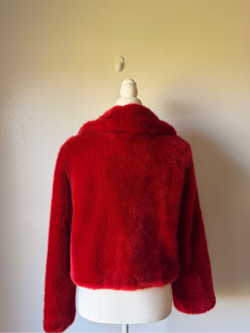 Red faux fur cropped coat - Picture 6 of 11